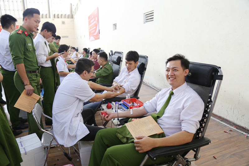 Cán bộ, học viên Học viện CSND tích cực tham gia chương trình hiến máu “Giọt máu nghĩa tình” năm 2019